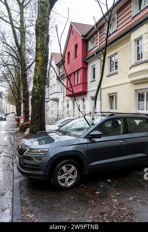 NRW, Deutschland, Sturmschaden, ein 4 Meter langer Ast wurde durch den Sturm Zoltan abgebrochen und durch die Windschutzscheibe eines geparkten Vehiks zertrümmert Stockfoto