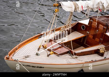Die klassische Segelyacht Nyachilwa aus Holz ist an der Uferpromenade in Halifax, Nova Scotia, Kanada, befestigt. Stockfoto