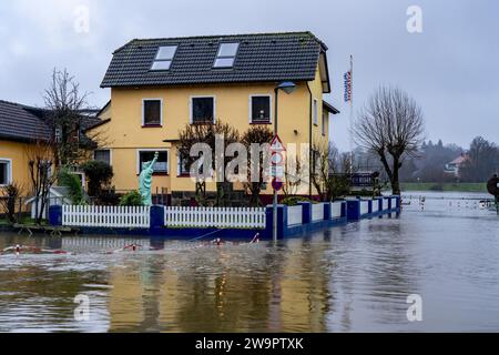 Hochwasser auf dem Ruhrgebiet, hier bei Hattingen, Gebäude auf einem überfluteten Campingplatz, komplett von Hochwasser umgeben, nach Tagen andauernden Regens, NRW, Keime Stockfoto