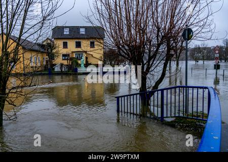 Hochwasser auf dem Ruhrgebiet, hier bei Hattingen, Gebäude auf einem überfluteten Campingplatz, komplett von Hochwasser umgeben, nach Tagen andauernden Regens, NRW, Keime Stockfoto