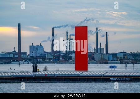 Hochwasser auf dem Rhein bei Duisburg liegen Frachter im Hafenkanal vor der industriellen Kulisse der Venator Germany GmbH, ehemals Sachtleben Stockfoto