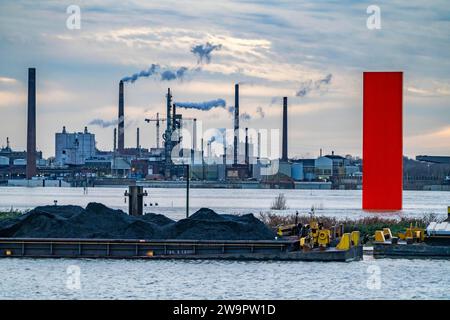 Hochwasser auf dem Rhein bei Duisburg liegen Frachter im Hafenkanal vor der industriellen Kulisse der Venator Germany GmbH, ehemals Sachtleben Stockfoto