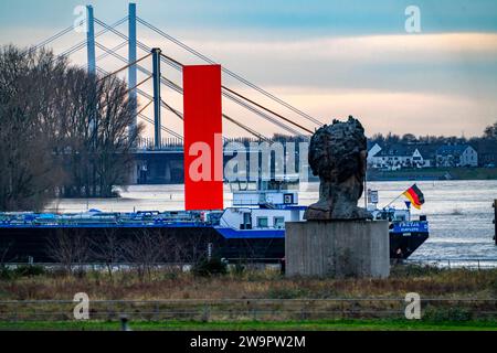 Hochwasser auf dem Rhein bei Duisburg, Frachter im Vinckekanal, Neuenkamp Rheinbrücke, Alt- und Neubau, Wahrzeichen Rhein Orange, gewaschen von Th Stockfoto