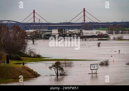 Hochwasser am Rhein bei Duisburg, Blick von Ruhrort nach Norden, über die Rheinwiesen von Duisburg-Homberg, bis zur Autobahnbrücke der A42, zwischen Stockfoto