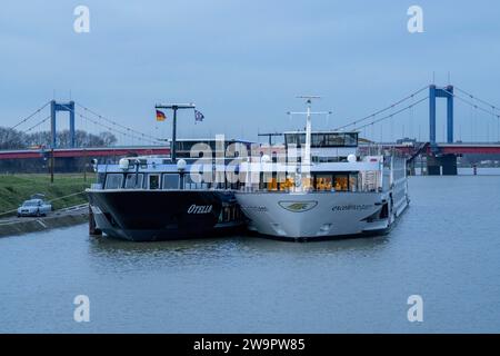 Hochwasser auf dem Rhein bei Duisburg, Flusskreuzfahrtschiffe, MS Otello und Excellence Queen, im Hafen Ruhrort, im Vinckekanal, Friedrich-E. Stockfoto