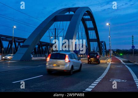 Der vollendete Neubau der Karl-Lehr-Brücke über die Ruhr und den Hafenkanal, die Duisburg Kaßlerfeld und Ruhrort, die alte, dila verbindet Stockfoto