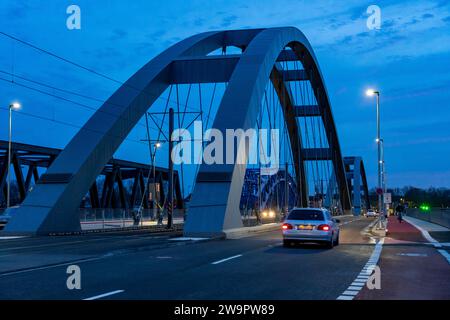 Der vollendete Neubau der Karl-Lehr-Brücke über die Ruhr und den Hafenkanal, die Duisburg Kaßlerfeld und Ruhrort, die alte, dila verbindet Stockfoto