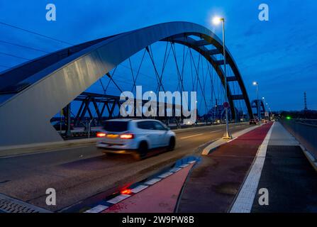 Der vollendete Neubau der Karl-Lehr-Brücke über die Ruhr und den Hafenkanal, die Duisburg Kaßlerfeld und Ruhrort, die alte, dila verbindet Stockfoto