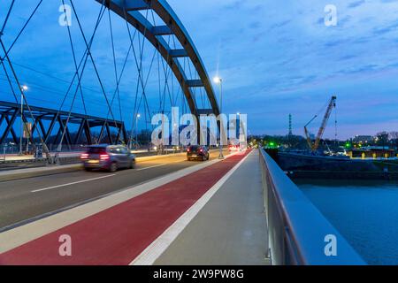 Der vollendete Neubau der Karl-Lehr-Brücke über die Ruhr und den Hafenkanal, die Duisburg Kaßlerfeld und Ruhrort, die alte, dila verbindet Stockfoto