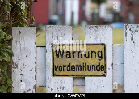 Symbolisches Bild, Privateigentum, Eigentum, Warnung vor Hunden, Warnschild an einem Gartentor mit verwitterter weißer Farbe, Kleingarten Stockfoto