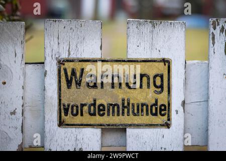 Symbolisches Bild, Privateigentum, Eigentum, Warnung vor Hunden, Warnschild an einem Gartentor mit verwitterter weißer Farbe, Kleingarten Stockfoto