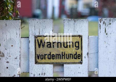 Symbolisches Bild, Privateigentum, Eigentum, Warnung vor Hunden, Warnschild an einem Gartentor mit verwitterter weißer Farbe, Kleingarten Stockfoto