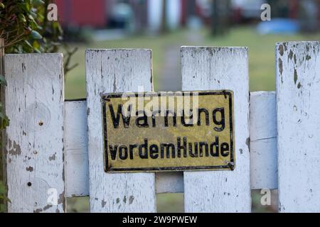 Symbolisches Bild, Privateigentum, Eigentum, Warnung vor Hunden, Warnschild an einem Gartentor mit verwitterter weißer Farbe, Kleingarten Stockfoto