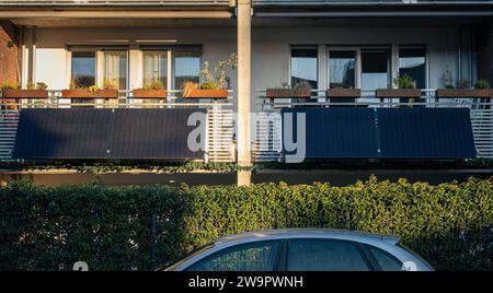 Balkonkraftwerk Solarkraftwerk auf einem Balkon in Düsseldorf Stockfoto