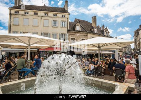 Restaurant vor dem Hotel-Dieu, ehemaliges 1443 gegründetes Krankenhaus, Beaune, Departement Cote-d'Or, Bourgogne-Franche-Comte, Burgund, Frankreich Stockfoto