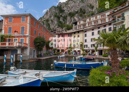 Häuser und Fischerboote im alten Hafen von Limone sul Garda, Gardasee, Provinz Brescia, Lombardei, Oberitalien, Italien Stockfoto