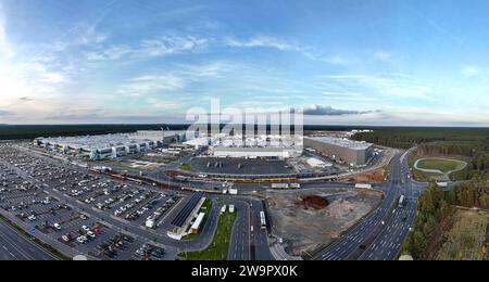 Panoramablick auf Tesla Gigafactory, Gruenheide, 23. Oktober 2023 Stockfoto
