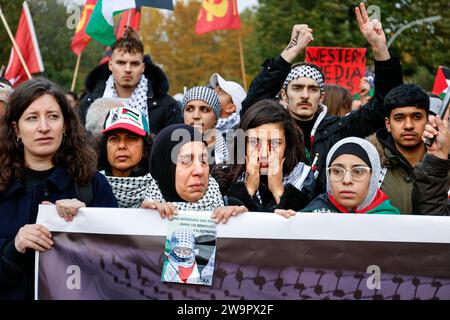 Eine Frau weint während der Global South United Demonstration. Palästinenser und andere Teilnehmer versammelten sich, um gegen Israels Aktionen in der zu protestieren Stockfoto