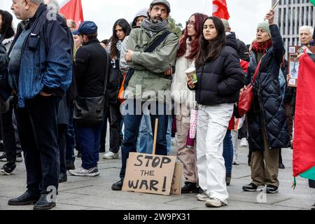 Palästinenser, Juden und andere Gruppen demonstrieren am Berliner Hauptbahnhof für Frieden im Nahen Osten und rufen zu einem sofortigen Waffenstillstand in Berlin auf Stockfoto