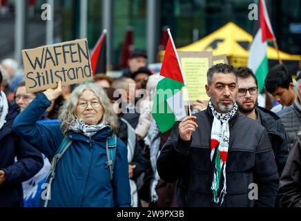 Palästinenser, Juden und andere Gruppen demonstrieren am Berliner Hauptbahnhof für Frieden im Nahen Osten und rufen zu einem sofortigen Waffenstillstand in Berlin auf Stockfoto