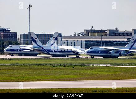 Drei konfiszierte Antonov UND 124 Frachtflugzeuge der russischen Wolga-Dnepr-Gruppe parken am Flughafen Leipzig-Halle. Aufgrund des Flugverbots mit Stockfoto