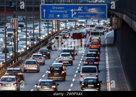 Starker Verkehr auf der Autobahn A100, Berlin, 02.01.2023 Stockfoto