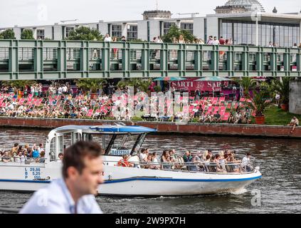 Ausflugsboot, Brücke über die Spree, Strandbar, Touristen, Berlin, 13.08.2023 Stockfoto