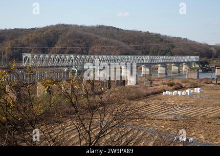 Liberty Bridge – Eisenbahnbrücke über den Imjin River zwischen Nord- und Südkorea Stockfoto