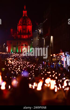 Edinburgh Schottland, Vereinigtes Königreich 29. Dezember 2023. Die Fackelprozession durch das Stadtzentrum von Edinburgh als Teil der Neujahrsfeier. Credit sst/alamy Live News Stockfoto