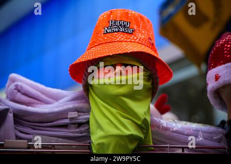 New York, New York, USA. Dezember 2023. Silvester-Hut auf dem Händlerwagen am Times Square vor Silvester. (Kreditbild: © Milo Hess/ZUMA Press Wire) NUR REDAKTIONELLE VERWENDUNG! Nicht für kommerzielle ZWECKE! Stockfoto