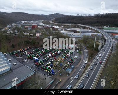 Die Demo ist beendet. Der Parkplatz an der Siegerlandhalle lichtet sich. Großdemo in der Siegener Innenstadt. Landwirte, Handwerker und Fuhrunternehmen gehen auf die Barrikaden und demonstrieren gemeinsam gegen die Sparbeschluesse Sparbeschlüsse der Ampelregierung. Großkundgebung am 29.12.2023 in Siegen/Deutschland. *** Die Demonstration ist über dem Parkplatz in der Siegerlandhalle räumt große Demonstration in der Innenstadt von Siegen Bauern, Handwerker und Spediteure gehen auf die Barrikaden und demonstrieren gemeinsam gegen die Sparvorsätze der Ampelregierung Larg Stockfoto