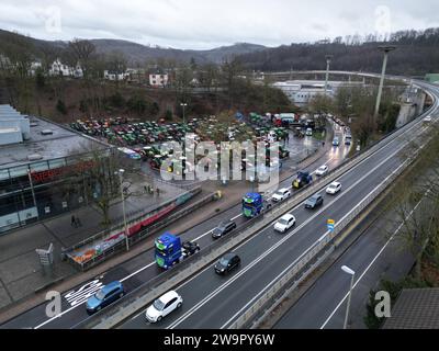 Die Demo ist beendet. Der Parkplatz an der Siegerlandhalle lichtet sich. Großdemo in der Siegener Innenstadt. Landwirte, Handwerker und Fuhrunternehmen gehen auf die Barrikaden und demonstrieren gemeinsam gegen die Sparbeschluesse Sparbeschlüsse der Ampelregierung. Großkundgebung am 29.12.2023 in Siegen/Deutschland. *** Die Demonstration ist über dem Parkplatz in der Siegerlandhalle räumt große Demonstration in der Innenstadt von Siegen Bauern, Handwerker und Spediteure gehen auf die Barrikaden und demonstrieren gemeinsam gegen die Sparvorsätze der Ampelregierung Larg Stockfoto