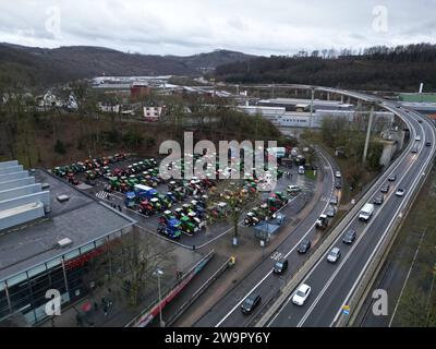 Die Demo ist beendet. Der Parkplatz an der Siegerlandhalle lichtet sich. Großdemo in der Siegener Innenstadt. Landwirte, Handwerker und Fuhrunternehmen gehen auf die Barrikaden und demonstrieren gemeinsam gegen die Sparbeschluesse Sparbeschlüsse der Ampelregierung. Großkundgebung am 29.12.2023 in Siegen/Deutschland. *** Die Demonstration ist über dem Parkplatz in der Siegerlandhalle räumt große Demonstration in der Innenstadt von Siegen Bauern, Handwerker und Spediteure gehen auf die Barrikaden und demonstrieren gemeinsam gegen die Sparvorsätze der Ampelregierung Larg Stockfoto