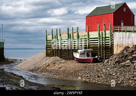 Gezeiten sind draußen in Hall's Harbour an der Bay of Fundy in Nova Scotia, Kanada. Stockfoto