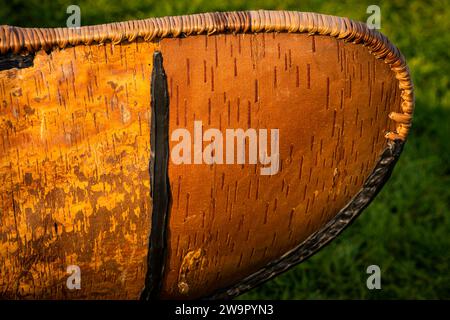 Ein traditionelles Kanu mit Birkenrinde aus Nova Scotia, gebaut von Todd Labrador, dem einzigen praktizierenden Mi’kmaw-Kanubauer. Stockfoto