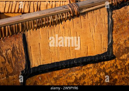 Ein traditionelles Kanu mit Birkenrinde aus Nova Scotia, gebaut von Todd Labrador, dem einzigen praktizierenden Mi’kmaw-Kanubauer. Stockfoto