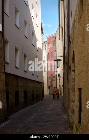 Enge Alley Altstadt Innsbruck Österreich. Eine ruhige Gasse in der Altstadt von Innsbruck, Österreich. Stockfoto