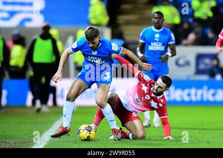 Harrison Burrows (3 Peterborough United) wurde von Adam Phillips (30 Barnsley) während des Spiels der Sky Bet League 1 zwischen Peterborough und Barnsley in der London Road, Peterborough, am Freitag, den 29. Dezember 2023 herausgefordert. (Foto: Kevin Hodgson | MI News) Credit: MI News & Sport /Alamy Live News Stockfoto