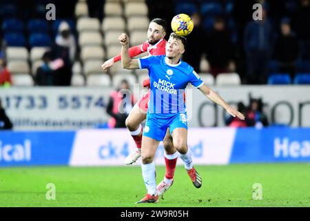 Harrison Burrows (3 Peterborough United) wurde von Adam Phillips (30 Barnsley) während des Spiels der Sky Bet League 1 zwischen Peterborough und Barnsley in der London Road, Peterborough, am Freitag, den 29. Dezember 2023 herausgefordert. (Foto: Kevin Hodgson | MI News) Credit: MI News & Sport /Alamy Live News Stockfoto