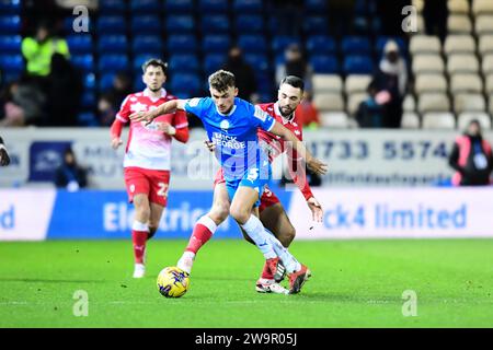 Harrison Burrows (3 Peterborough United) wurde von Adam Phillips (30 Barnsley) während des Spiels der Sky Bet League 1 zwischen Peterborough und Barnsley in der London Road, Peterborough, am Freitag, den 29. Dezember 2023 herausgefordert. (Foto: Kevin Hodgson | MI News) Credit: MI News & Sport /Alamy Live News Stockfoto