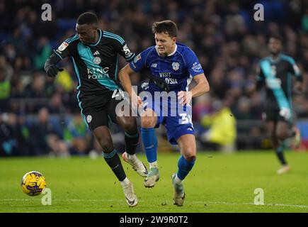 Leicester City's Patson Daka (links) und Cardiff City's Perry ng kämpfen um den Ball während des Sky Bet Championship Matches im Cardiff City Stadium in Cardiff. Bilddatum: Freitag, 29. Dezember 2023. Stockfoto