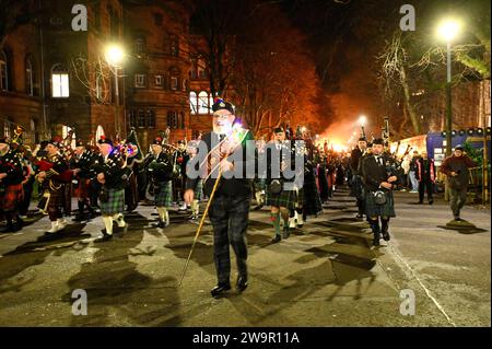 Edinburgh, Schottland, Großbritannien. Dezember 2023. Die viertägigen Hogmanay-Feierlichkeiten beginnen mit den Wikings vom Südinsel Shetlands bis zum Helly AA’Jarl Squad, der die Hogmanay-Fackelprozession mit 20.000 Menschen durch die historische Altstadt der Hauptstadt führt. Pfeifenband am Kopf des marsches am Meadows Walk. Quelle: Craig Brown/Alamy Live News Stockfoto