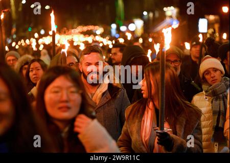 Edinburgh, Schottland, Großbritannien. Dezember 2023. Die viertägigen Hogmanay-Feierlichkeiten beginnen mit den Wikings vom Südinsel Shetlands bis zum Helly AA’Jarl Squad, der die Hogmanay-Fackelprozession mit 20.000 Menschen durch die historische Altstadt der Hauptstadt führt. Prozession auf der Brücke Georg IV. Quelle: Craig Brown/Alamy Live News Stockfoto