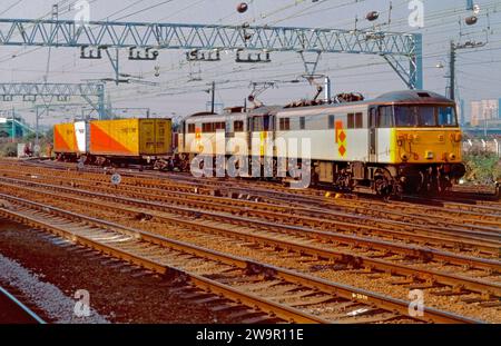 Ein Paar Elektrolokomotiven der Baureihe 86 mit den Nummern 86631 und 86634, die am 15. August 1991 in Stratford im Osten Londons in Betrieb waren. Stockfoto
