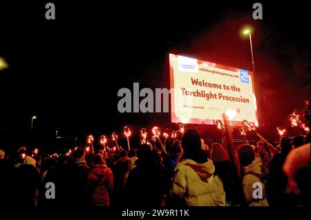 Edinburgh, Schottland, Großbritannien. Dezember 2023. Die viertägigen Hogmanay-Feierlichkeiten beginnen mit den Wikings vom Südinsel Shetlands bis zum Helly AA’Jarl Squad, der die Hogmanay-Fackelprozession mit 20.000 Menschen durch die historische Altstadt der Hauptstadt führt. Prozession auf der Johnston Terrace. Quelle: Craig Brown/Alamy Live News Stockfoto