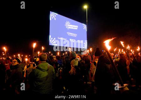 Edinburgh, Schottland, Großbritannien. Dezember 2023. Die viertägigen Hogmanay-Feierlichkeiten beginnen mit den Wikings vom Südinsel Shetlands bis zum Helly AA’Jarl Squad, der die Hogmanay-Fackelprozession mit 20.000 Menschen durch die historische Altstadt der Hauptstadt führt. Prozession auf der Johnston Terrace. Quelle: Craig Brown/Alamy Live News Stockfoto