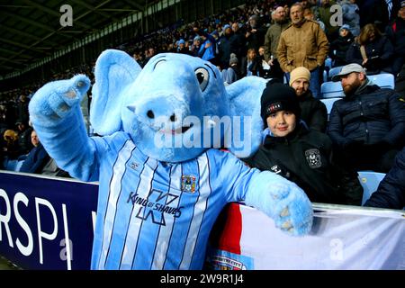 Coventry City Maskottchen Sky Blue Sam posiert für ein Foto mit einem Fan auf den Tribünen während des Sky Bet Championship Matches in der Coventry Building Society Arena in Coventry. Bilddatum: Freitag, 29. Dezember 2023. Stockfoto