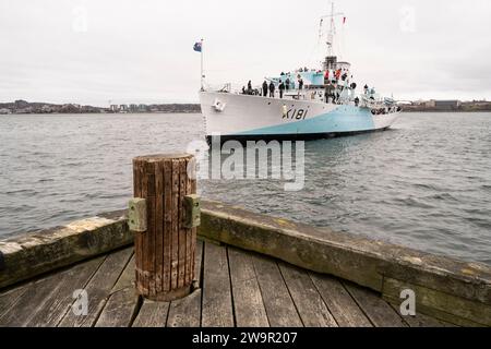 Die erhaltene Korvette der Flower-Klasse HMCS Sackville nähert sich ihrem Liegeplatz an der Halifax Waterfront in Nova Scotia, Kanada. Stockfoto