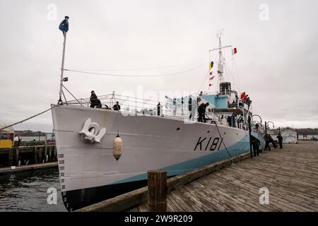 Die erhaltene Korvette der Flower-Klasse HMCS Sackville nähert sich ihrem Liegeplatz an der Halifax Waterfront in Nova Scotia, Kanada. Stockfoto