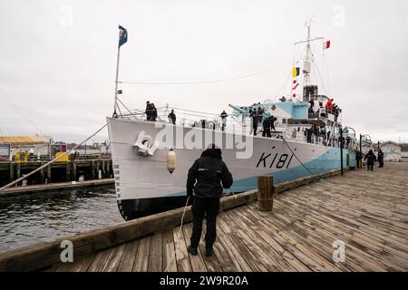 Seeleute der Royal Canadian Navy helfen dabei, die erhaltene Korvette der Flower-Klasse HMCS Sackville an ihrem Sommerliegeplatz in Halifax, NS, zu bringen. Stockfoto